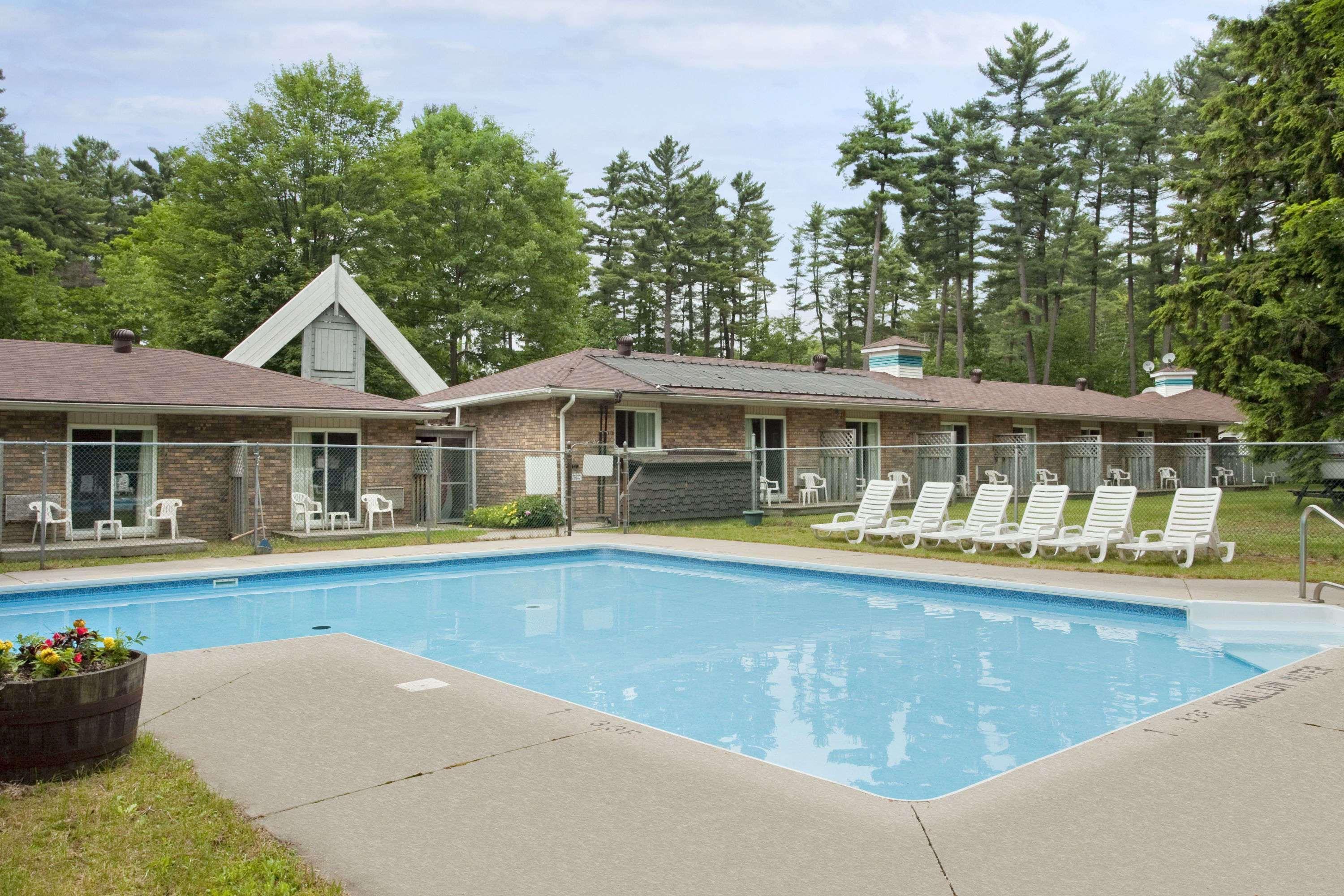 Travelodge By Wyndham Bracebridge Exterior photo